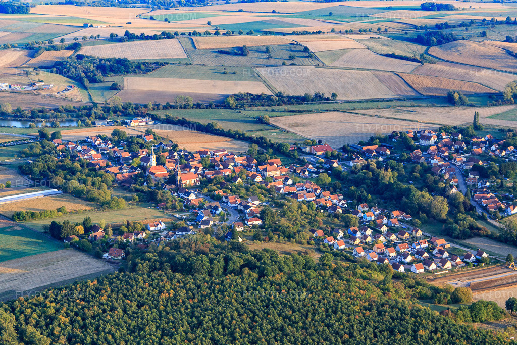 Aerial view: View of the town from the northwest in Kutzenhausen in the state Bas-Rhin, France.Photo: IMG_123273.jpg taken on 09/30/2020 by Werner Riehm/FLY-FOTO.comResolution of the original: 4944 x 3296 px