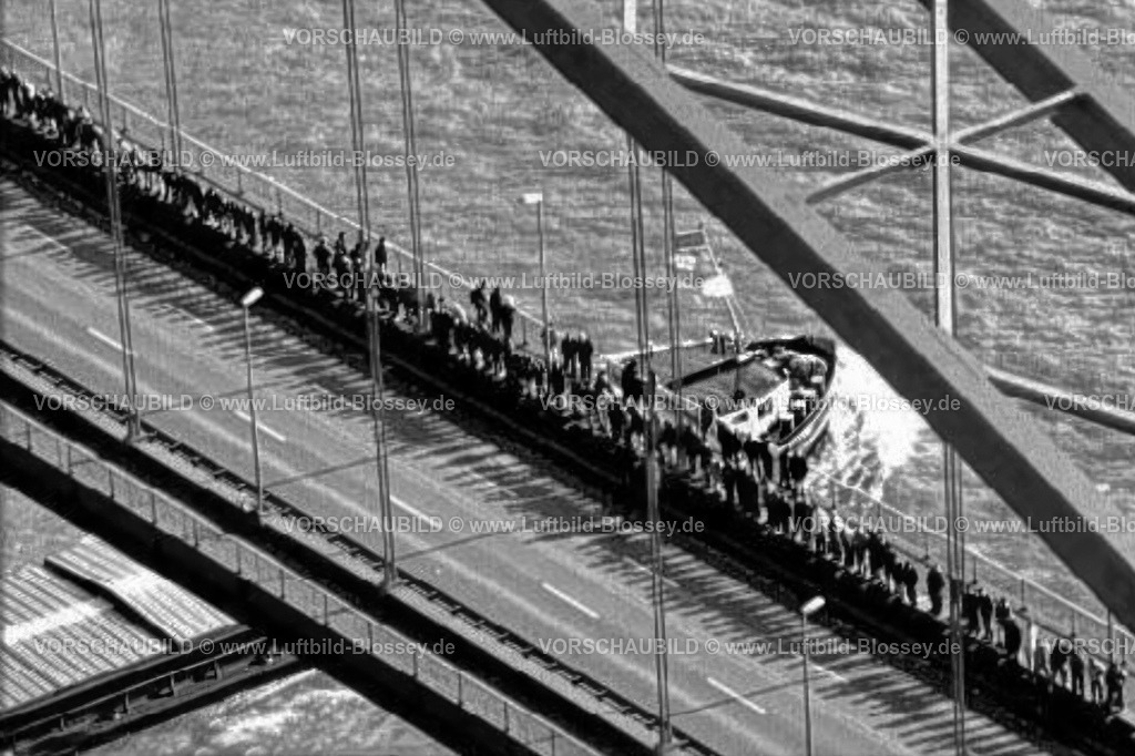 Menschenkette Bruecke der Solidarität 14-02-1997 Duisburg_Foto Blossey-topaz2 | Luftbild Blossey Luftbilder NRW Deutschland
