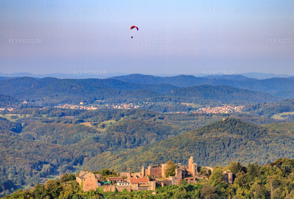 Luftbild: Paragleiter über der Madenburg in Eschbach im Bundesland Rheinland-Pfalz in Deutschland. Foto: IMG_45435.jpg vom 24.09.2011 durch Werner Riehm/FLY-FOTO.de