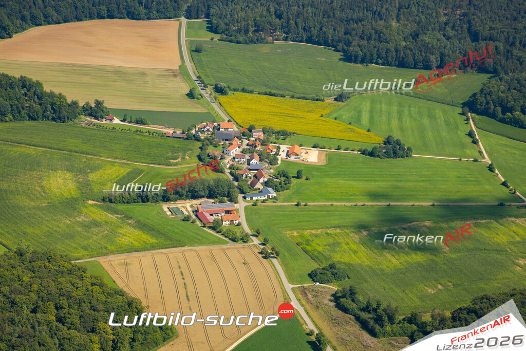 Das Luftbild zeigt : Leinhof Birgland - Die Luftaufnahme wurde 2024 vom UL-Flugzeug aus erstellt ( keine Drohne ) - Hochauflösende Luftaufnahme - Für grossformatige Ausdrucke geeignet. Die Geschenkidee !Mit Lizenz und Bildrechte bestellbar