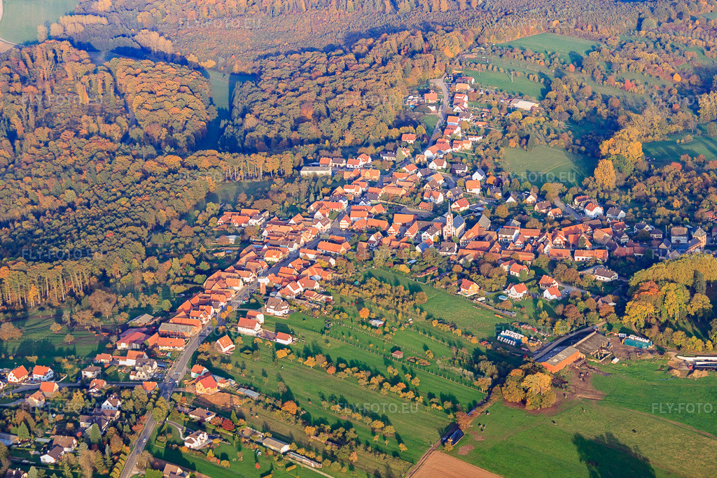Vue aérienne: Vue de la ville depuis l'ouest à Frœschwiller dans le département Bas Rhin, France – .Photo: IMG_54188.jpg prise le 21/10/2012 par Werner Riehm/FLY-FOTO.eu – Résolution de l'original: 4694 x 3130 px