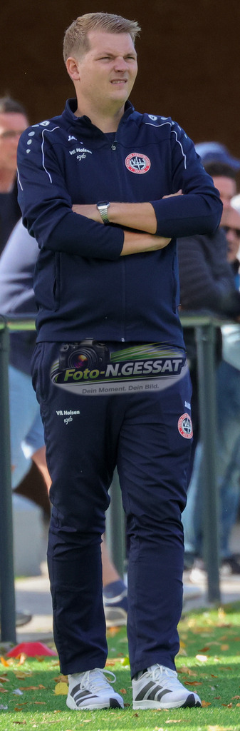 VfL Holsen - TV Elverdissen | Auf dem Bild zu sehen: VfL Holsen Trainer: Philipp Krüger  VfL Holsen, TV Elverdissen, Saison 26/27, Kreisliga A, Holsen, Deutschland - Realisiert mit Pictrs.com