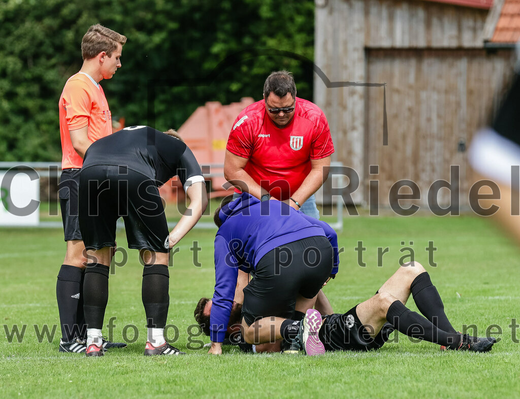 2023-07-02_040_SV_Walpertskirchen_gegen_FC_Herzogstadt | Walpertskirchen, Deutschland, 02.07.2023:
Fußball, Kreisliga 2023 / 2024, Testspiel, SV Walpertskirchen gegen FC Herzogstadt, Endergebnis: 

Schiedsrichter Dominik Dersein, Florian Simmet (FC Herzogstadt, #3), Thomas Greckl (FC Herzogstadt, #30)

Foto: Christian Riedel / fotografie-riedel.net