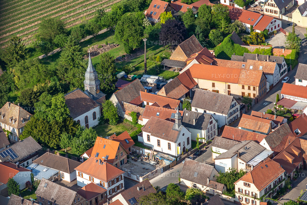 Luftbild: Katholische Kirche Simon und Judas in Kleinfischlingen im Bundesland Rheinland-Pfalz in Deutschland. Foto: IMG_126982.jpg vom 02.06.2021 durch Werner Riehm/FLY-FOTO.de