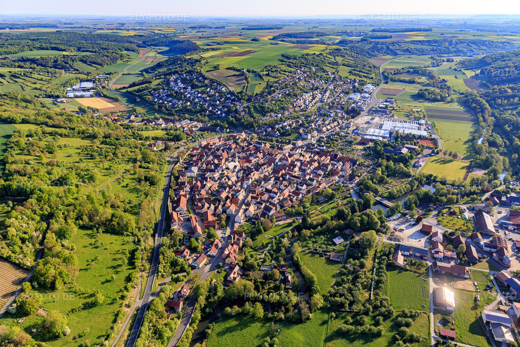 Luftbild: Dorfübersicht im lieblichen Taubertal aus Südwesten am Morgen in Röttingen im Bundesland Bayern in Deutschland.Foto: IMG_146441.jpg vom 10.05.2025 durch Werner Riehm/FLY-FOTO.deAuflösung des Originals: 5472 x 3648 px
