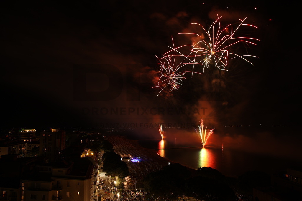 Ferragosto Fireworks in Grado, Italy | GRADO, ITALY, 15.AUG.26 - FIREWORKS - Ferragosto fireworks over the Adriatic Sea in Grado, Italy. Colorful fireworks light up the night sky above the beach, coastline and waterfront during the traditional summer celebration. - Realisiert mit Pictrs.com
