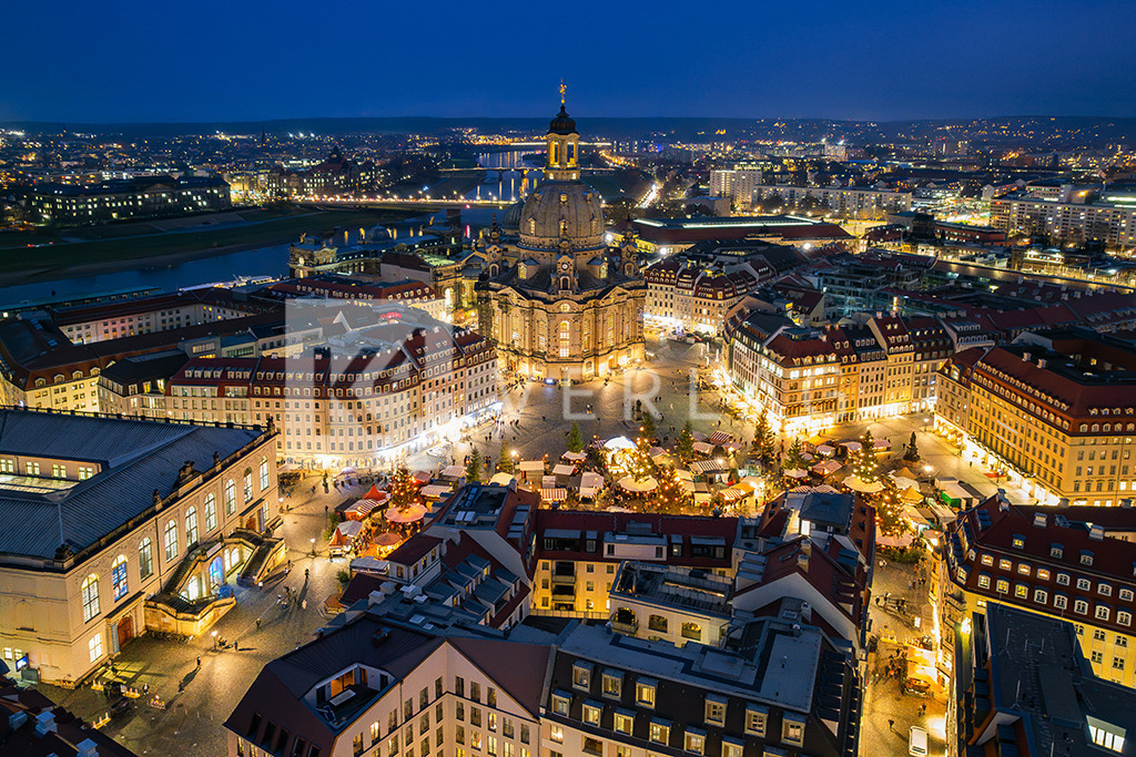 Frauenkirche-Neumarkt-Weihnachten_DJI_0136 | Weihnachtszauber rund um die Frauenkirche auf dem Neumarkt - Realisiert mit Pictrs.com