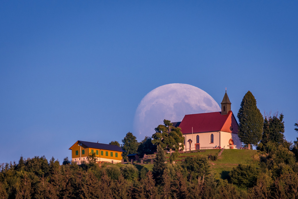 Hörnleberg-Mond | Der aufgehende Juli-Supermond hinter dem Hörnleberg - Realisiert mit Pictrs.com