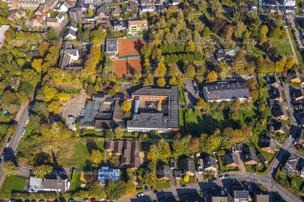 Selm241011351 | Luftbild, Förderzentrum Nord Standort Selm und Tennisplätze, links Grundschule Auf den Äckern, rechts Trauergäste an der Trauerhalle auf dem Friedhof Selm Ortsteil Bork, herbstliche Bäume, Bork, Selm, Münsterland, Nordrhein-Westfalen, Deutschland