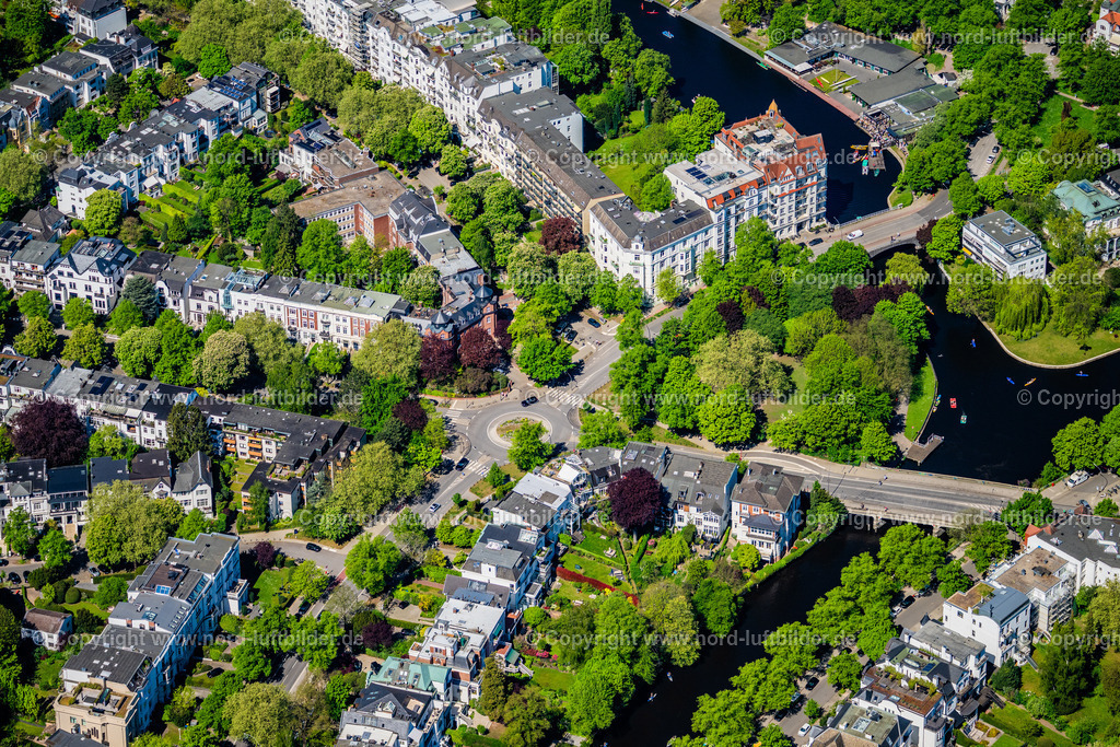 Hamburg_Winterhude_Kreisel_Heilwigstrasse_ELS_3569010525 | HAMBURG 01.05.2025 Fluß - Brückenbauwerk zur Überquerung am Isebekkanal entlang der Heilwigstraße im Ortsteil Eppendorf in Hamburg, Deutschland. // River - bridge construction at the Isebekkanal along the Heilwigstrasse in the district Eppendorf in Hamburg, Germany. Foto: Martin Elsen