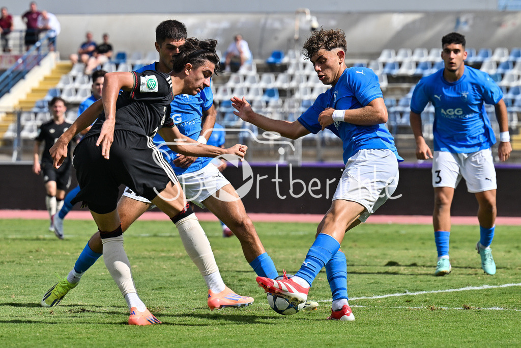 Papohs FC U19 - FC Bayern München U19 | in dieser Szene setzt sich  Adin LICINA (FCB #7) im Strafraum druch / UEFA Youth League: Paphos FC U19 - FC Bayern München U19; Stelios Kyriakides Stadium am 30.09.2025