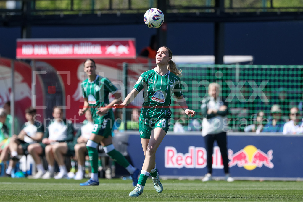 Fussball, Google Pixel Frauen-Bundesliga, RB Leipzig - SV Werder Bremen | Juliane Wirtz (SV Werder Bremen, 28) am Ball, Einzelbild, Ganzkörper, Aktion, Action, Spielszene, DIE DFB-RICHTLINIEN UNTERSAGEN JEGLICHE NUTZUNG VON FOTOS ALS SEQUENZBILDER UND/ODER VIDEOÄHNLICHE FOTOSTRECKEN. DFB REGULATIONS PROHIBIT ANY USE OF PHOTOGRAPHS AS IMAGE SEQUENCES AND/OR QUASI-VIDEO.