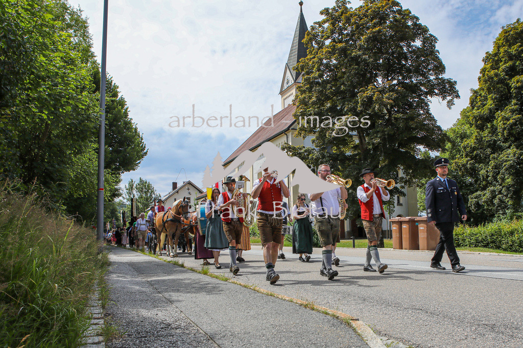 OE7A0413 | Festzug nach dem Feldgottesdienst um das Dorf Ludwigsthal