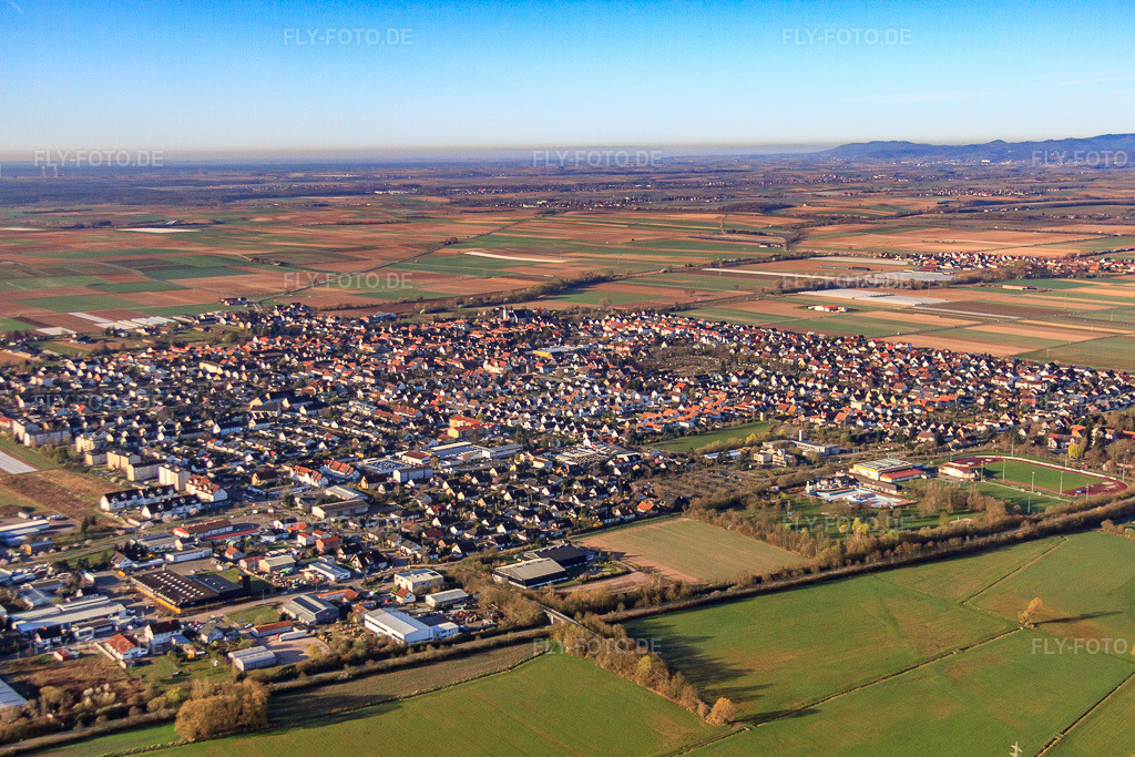 Luftbild: Stadtübersicht im Frühjahr aus Norden in Offenbach an der Queich im Bundesland Rheinland-Pfalz in Deutschland. Foto: IMG_63304.jpg vom 20.03.2014 durch Werner Riehm/FLY-FOTO.de