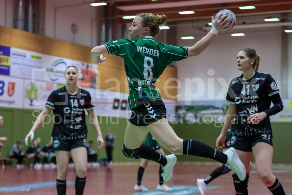 Handball, 2. Bundesliga Frauen, SV Werder Bremen - HC Leipzig | Tessa Budelmann (SV Werder Bremen, 8) beim Wurf, am Ball, Spielszene, Aktion, Action