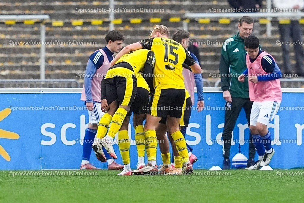 xYDRx08112501058 | 08.11.2025, xydrx, Fußball, Regionalliga West, Borussia Dortmund II - FC Schalke 04 II, Saison 2025 2026, Stadion Rote Erde: Torjubel nach dem Tor zum 3:1 für Borussia Dortmund II durch Torschütze Almugera Kabar (Borussia Dortmund II #42) zusammen mit Julien Dienda M. Duranville (Borussia Dortmund II #16) und Ben Huening (Borussia Dortmund II #15)