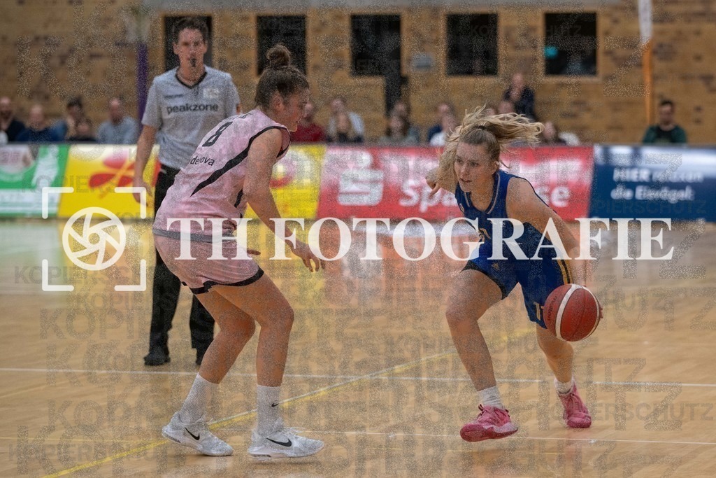 GER, Eisvoegel USC Freiburg - Alba Berlin, Basketball, Toyota Damen Basketball Bundesliga, 6. Spieltag, Saison 2022/2023, 12.11.2022 | Am Ball Nina Rosemeyer (Alba Berlin Frauen, #011). Vor ihr Luisa Nufer (USC Eisvoegel Freiburg, #08)

GER, Eisvoegel USC Freiburg - Alba Berlin, Basketball, Toyota Damen Basketball Bundesliga, 6. Spieltag, Saison 2022/2023, 12.11.2022

Foto: THF Sport/Thomas Heß