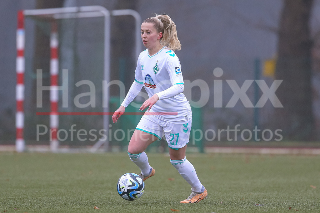 Fussball, Testspiel Frauen, SV Werder Bremen - FC Twente Enschede | v.li.: Nina Lührßen (SV Werder Bremen, 27) am Ball, Freisteller, Einzelbild, Ganzkörper, Aktion, Action, Spielszene