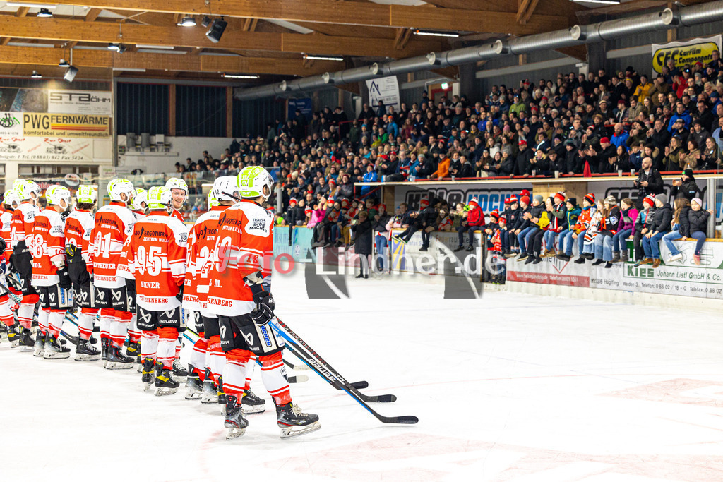 Spiel 5 Viertelfinale TSV Peißenberg Miners vs HC Landsberg Riverkings | Eishockey Bayernliga Playoffs 2023/2024, Spiel 5 Viertelfinale TSV Peißenberg Miners vs HC Landsberg Riverkings, 20240301,
Miners feiern den Einzug ins Halbfinale,
2024-03-01 in Peißenberg (Eisstadion)

Copyright: WolfgangxLindner foto-lindner.de