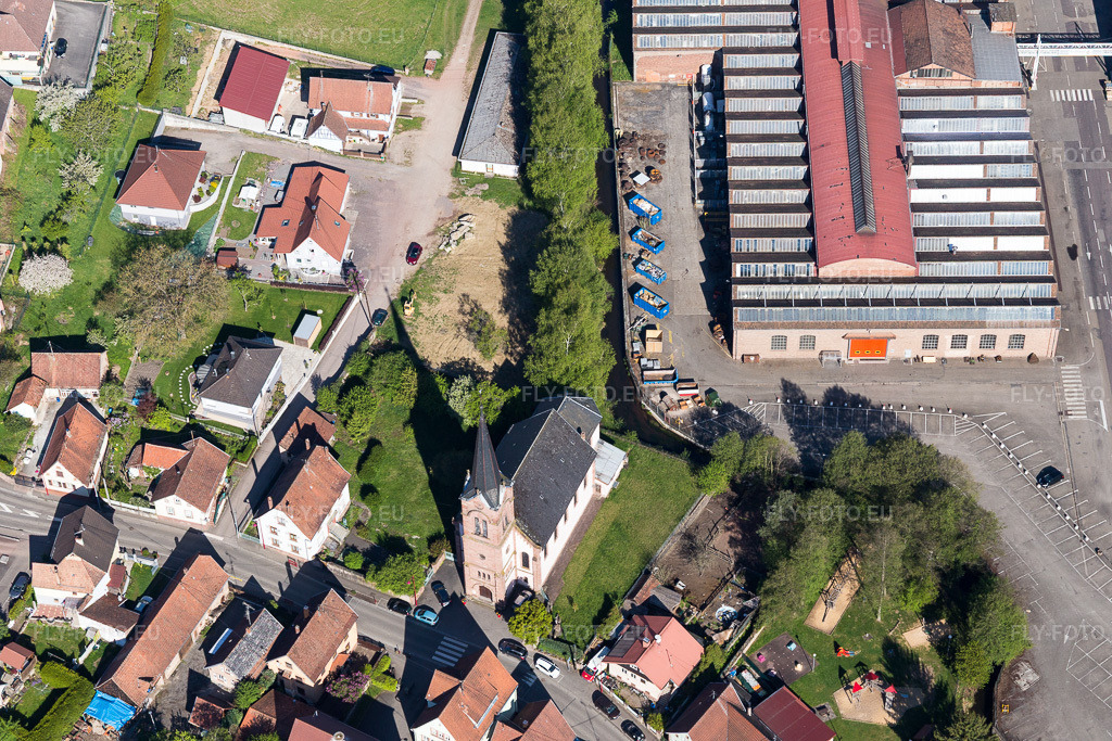 Vue aérienne: Locaux de l'usine De Dietrich Process Systems à Zinswiller dans le département Bas Rhin, France – .Photo: IMG_099480.jpg prise le 30/04/2017 par Werner Riehm/FLY-FOTO.eu – Résolution de l'original: 5472 x 3648 px – De Dietrich Process Systems: Chemical Process Solutions and Services