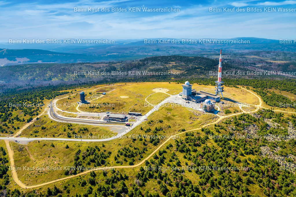 Brocken mit blauen Himmel-8391 | Luftbild des Brockens im Landkreis Harz in Sachsen-Anhalt. Der höchste Berg des Harzes prägt mit seiner markanten Kuppe und der charakteristischen Bebauung die Landschaft des Nationalparks Harz. - Realisiert mit Pictrs.com