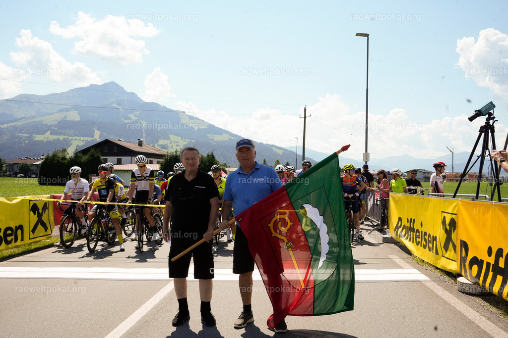 224_20230817_Bewerb_Maenner_Muehlanger | AUT - OESTERREICH, 2023-08-16: SPORT RENNRAD-FAHREN - 55. INTERNATIONALER RADWELTPOKAL IN ST. JOHANN IN TIROL  - Vintage-Radrennen mit WM-Bronze-Medaillen-Siegerin Christina Schweinberger, den Teilnehmer und Alexander Baumann (vom Orginastions-Team) - TAG 2 BEWERB MAENNER IN SECHS GRUPPEN  ; Foto: Roland Muehlanger