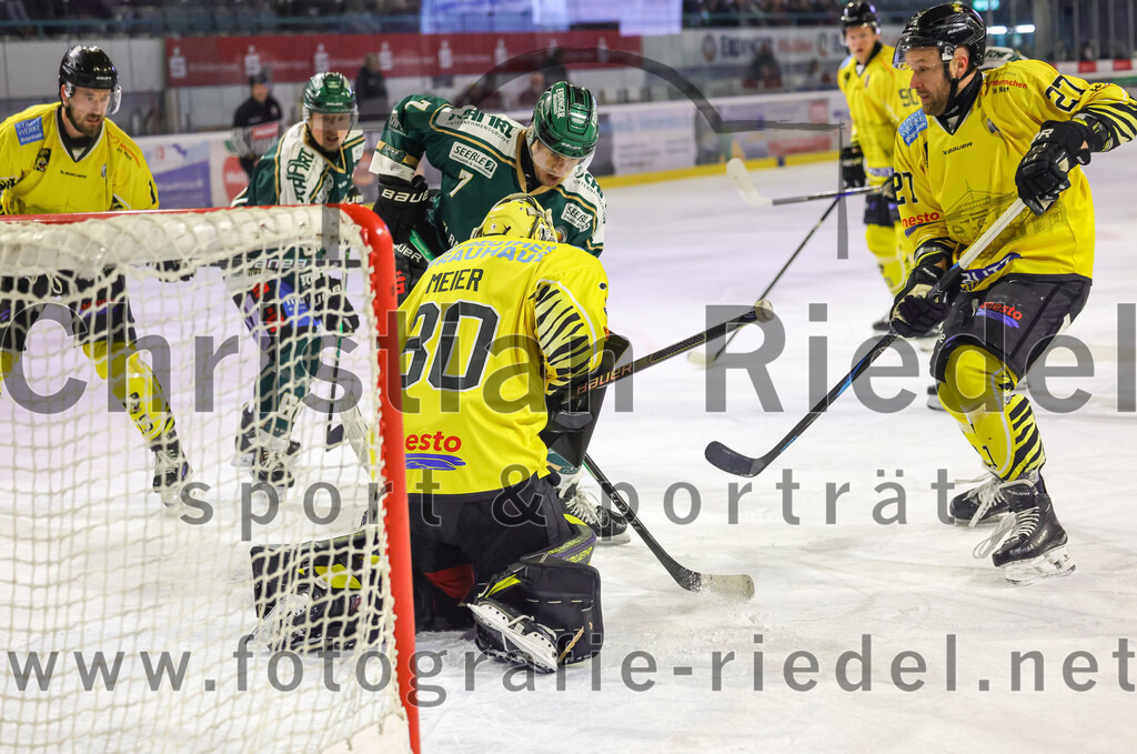 2025-12-28_069_TSV_Erding_gegen_onesto_Tigers_Bayreuth | Erding, Deutschland, 28.12.2025:Eishockey, Oberliga Süd 2025 / 2026, 31. Spieltag, TSV Erding gegen onesto Tigers Bayreuth, Endergebnis: 6:5 n.V.Louis Trattner (Erding Gladiators, #7), Torwart Maximilian Meier (onesto Tigers Bayreuth, #30), Ondrej Nedved (onesto Tigers Bayreuth, #27)Foto: Christian Riedel / fotografie-riedel.net