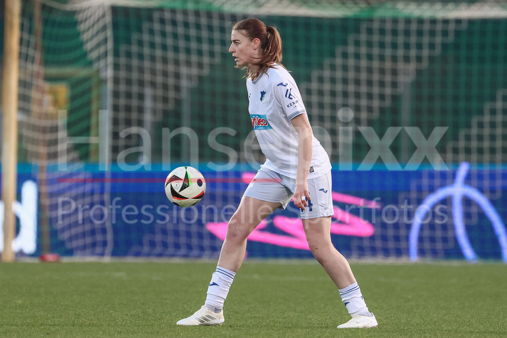 Fussball, Google Pixel Frauen-Bundesliga, SV Werder Bremen - TSG 1899 Hoffenheim | v.li.: Lisa Doorn (TSG 1899 Hoffenheim, 14) am Ball, Freisteller, Einzelbild, Ganzkörper, Aktion, Action, Spielszene, DIE DFB-RICHTLINIEN UNTERSAGEN JEGLICHE NUTZUNG VON FOTOS ALS SEQUENZBILDER UND/ODER VIDEOÄHNLICHE FOTOSTRECKEN. DFB REGULATIONS PROHIBIT ANY USE OF PHOTOGRAPHS AS IMAGE SEQUENCES AND/OR QUASI-VIDEO.