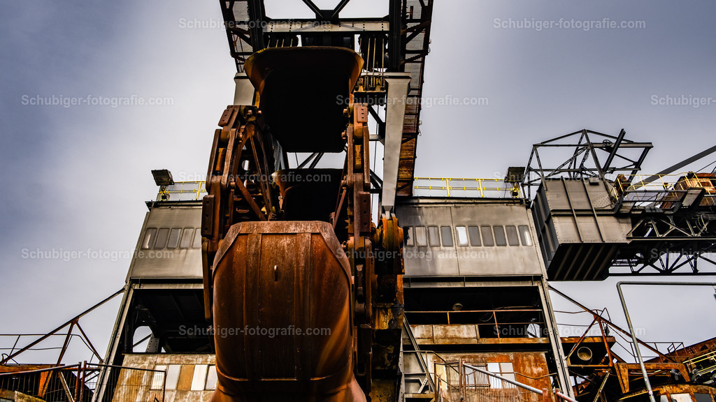 DSCF1996 | Ferropolis ist ein Industriemuseum und Veranstaltungsort in Gräfenhainichen östlich von Dessau-Roßlau auf einer Halbinsel im Gremminer See, dem ehemaligen Tagebau Golpa-Nord. Ferropolis ist Ankerpunkt der Europäischen Route der Industriekultur. Wikipedia - Realisiert mit Pictrs.com