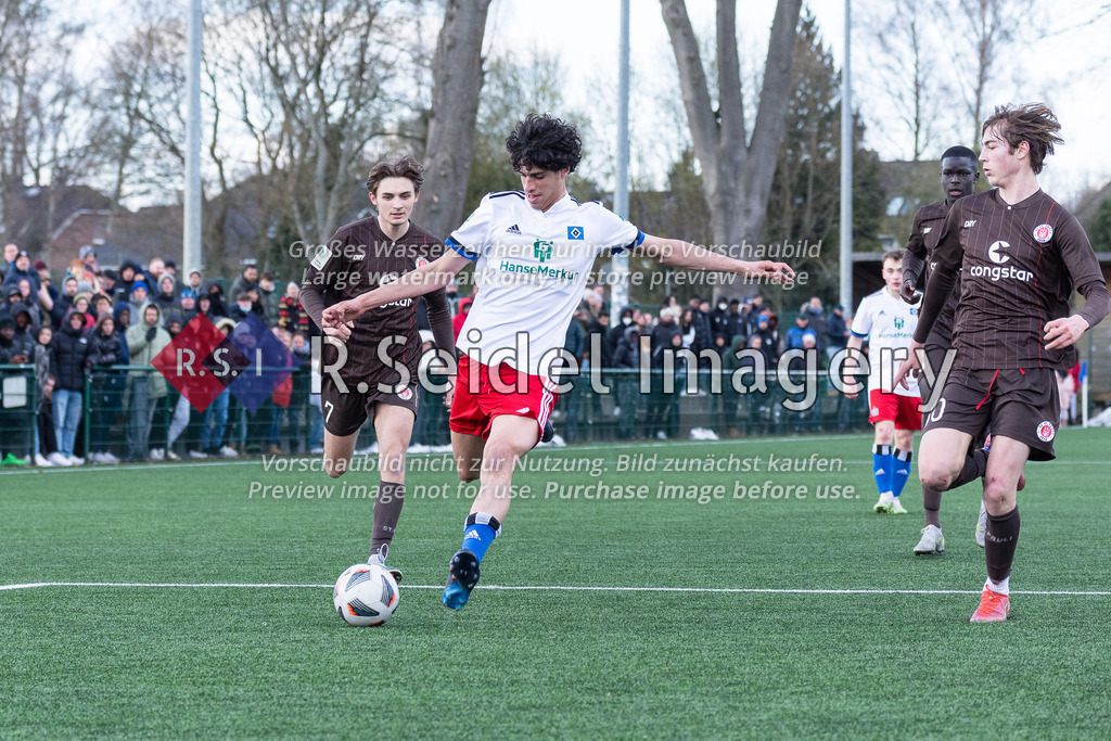 Fußball, Saison 2021/22, A-Junioren Bundesliga, Hamburger SV - FC St. Pauli, Paul-Hauenschild-Plätze (Norderstedt), 02.04.2022, 16. Spieltag | Samed Skrijelj (#7, Pauli), Omar Abdel Megeed (#4, HSV), Til Valentin Kauschke (#30, Pauli)
