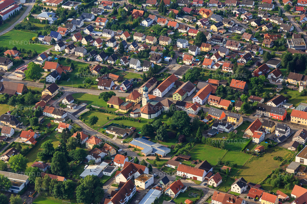 Luftbild: Ortsansicht aus Norden mit Katholischer Kindergarten St. Maria Ebnat und Kirche Mariä Unbefleckte Empfängnis im Ortsteil Ebnat in Aalen im Bundesland Baden-Württemberg in Deutschland.Foto: IMG_101602.jpg vom 08.07.2017 durch Werner Riehm/FLY-FOTO.deSE Haertsfeld-Kochertal - Seelsorgeeinheit der vier Gemeinden Oberkochen, Unterkochen, Ebnat und WaldhausenWWW.AALEN-EBNAT.DE
