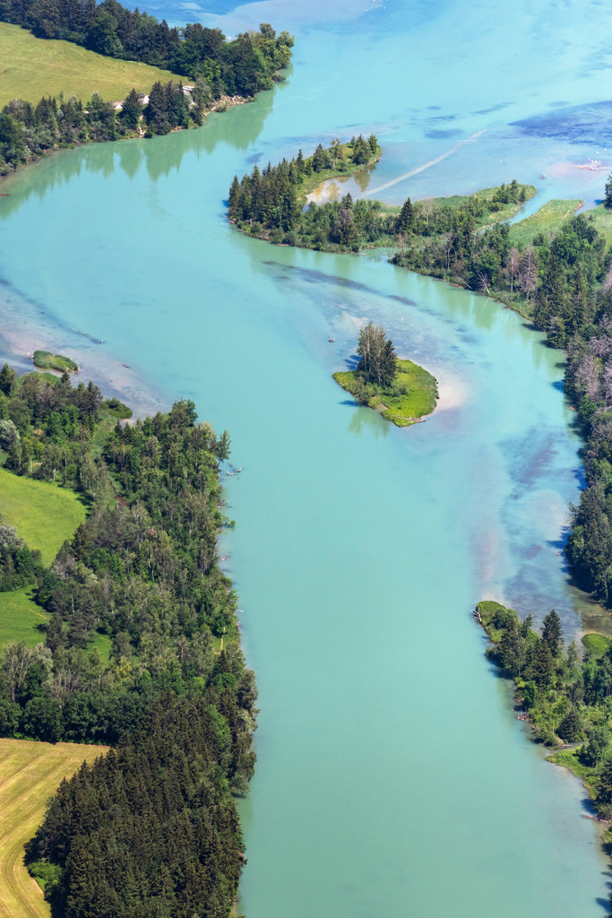 dr__0044036.jpg | MUNDRACHING 18.06.2024 Kurvenförmige Mäander - Schleife der Uferbereiche am Lech - Flußverlauf an der Straße Kalkbrennerweg in Mundraching im Bundesland Bayern, Deutschland. // Curved loop of the riparian zones on the course of the river Lech on street Kalkbrennerweg in Mundraching in the state Bavaria, Germany. Foto: Daniel Reiter
