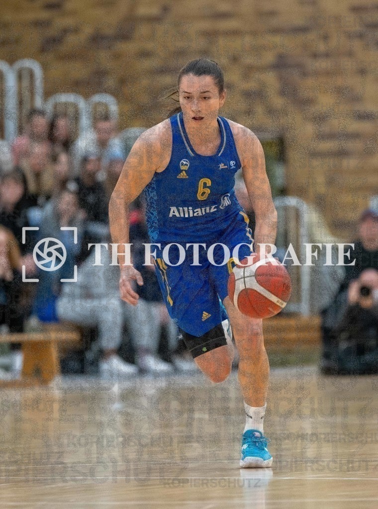 GER, Eisvoegel USC Freiburg - Alba Berlin, Basketball, Toyota Damen Basketball Bundesliga, 6. Spieltag, Saison 2022/2023, 12.11.2022 | Tessa Stammberger (Alba Berlin Frauen, #06) am Ball.

GER, Eisvoegel USC Freiburg - Alba Berlin, Basketball, Toyota Damen Basketball Bundesliga, 6. Spieltag, Saison 2022/2023, 12.11.2022

Foto: THF Sport/Thomas Heß