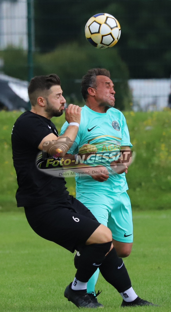 International Bünde - TSV Löhne | Auf dem Bild zu sehen: türkis International Bünde: Matasim Cigir ; schwarz TSV Löhne: Serkan KayaInternational Bünde, TSV Löhne, Saison 25/26, Kreispokal, Muckum, Deutschland - Realisiert mit Pictrs.com