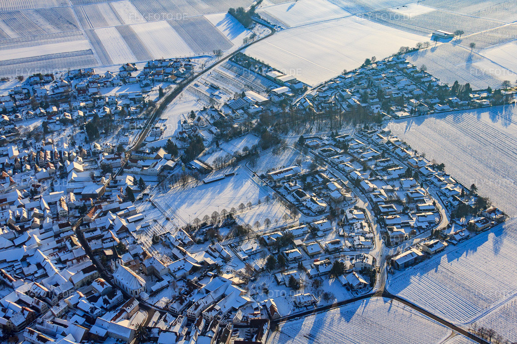 Luftbild: Dorfansicht aus Norden bei Schnee im Winter im Ortsteil Mörzheim in Landau im Bundesland Rheinland-Pfalz in Deutschland. Foto: IMG_36345.jpg vom 03.01.2011 durch Werner Riehm/FLY-FOTO.de