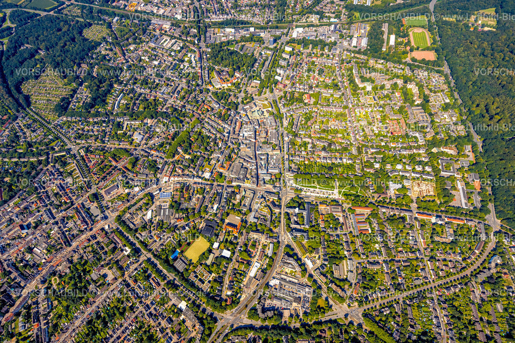 Gelsenkirchen240807528GE-Nord | Luftbild, Ortsansicht Wohngebiet Ortsteil Buer mit Rathaus, Wochenmarkt Buer und Propsteikirche St. Urbanus, Buer, Gelsenkirchen, Ruhrgebiet, Nordrhein-Westfalen, Deutschland