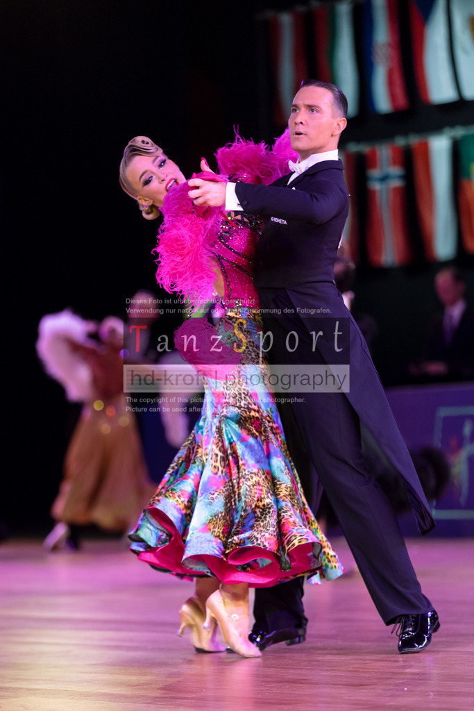 20241215_WDSF_Int_Open_Std-Riga-9506 | Tanzsportbilder, Standardtanz, Lateintanz, WDSF, DTV, LTVB, dancecomp, goc, hessen tanzt, blaues band der spree, walzer, tango, wiener walzer, slowfox, quickstepp, samba, rumba, cha-cha-cha, paso doble. jive, hd-kroft photography, turniertanzsport