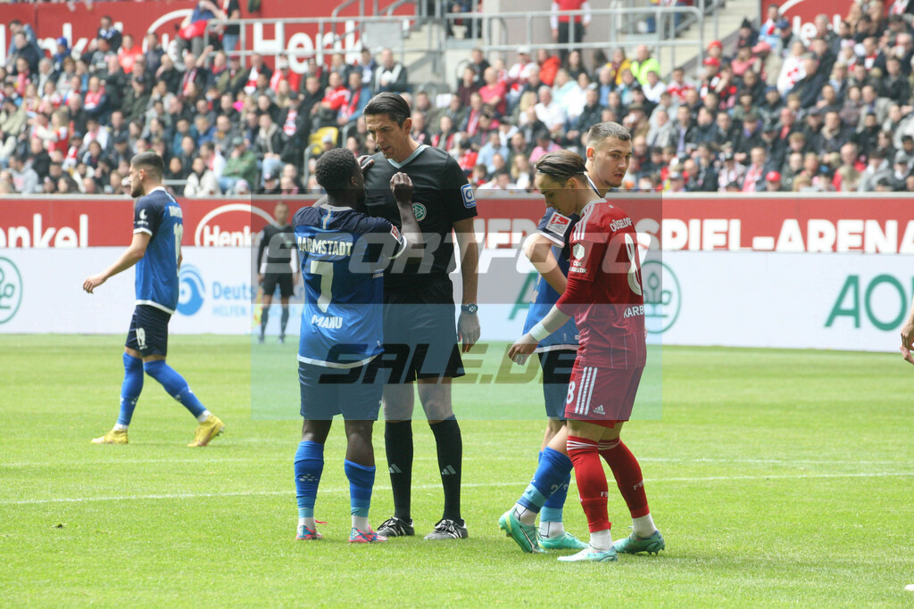 Fortuna Düsseldorf - Darmstadt 98 | Braydon Manu bei Referee Denuz Aytekin und Michal Karbownik - © Sportfoto-Sale (MK) - Realisiert mit Pictrs.com