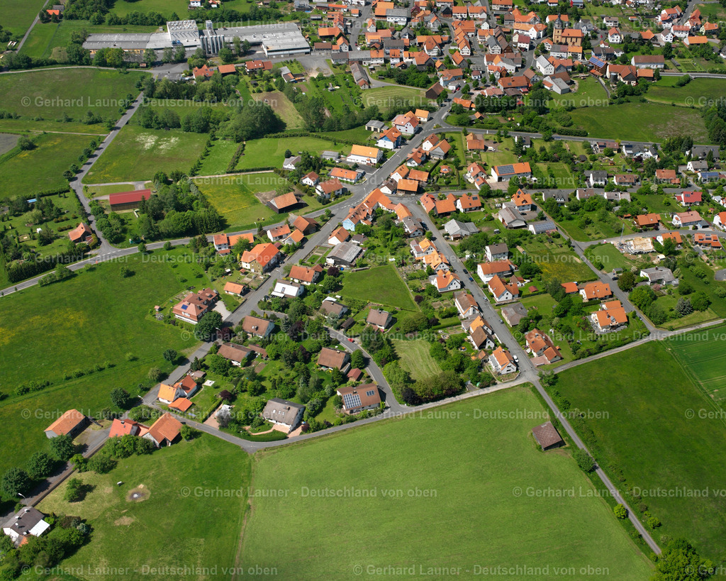 2615797 | FRISCHBORN 09.06.2006 Ortsansicht am Rande von landwirtschaftlichen Feldern und Nutzflächen  in Frischborn im Bundesland Hessen, Deutschland // Village view on the edge of agricultural fields and land  in Frischborn in the state Hesse, Germany Foto: Gerhard Launer