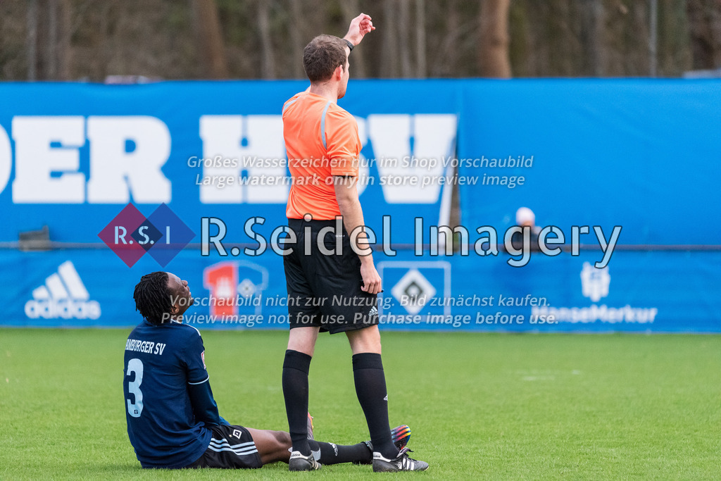 Fußball, Saison 2022/23, Freundschaftsspiel, Hamburger SV II (U21) - Eimsbütteler TV, Trainingsplatz am Volksparkstadion (Hamburg), 28.03.2023 | Dennis Duah (#3, HSV II), Dr. Gerrit Breetholt (Schiedsrichter)