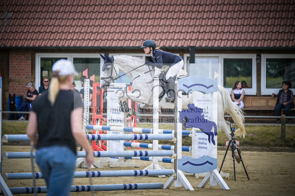 DOS_2432 | Entdecke hochwertige Reitturnierfotos von Foto Oger. Professionell, emotional und authentisch – jetzt Lieblingsmomente im Shop bestellen.Deutschlandweite Turnierfotografie. - Realisiert mit Pictrs.com