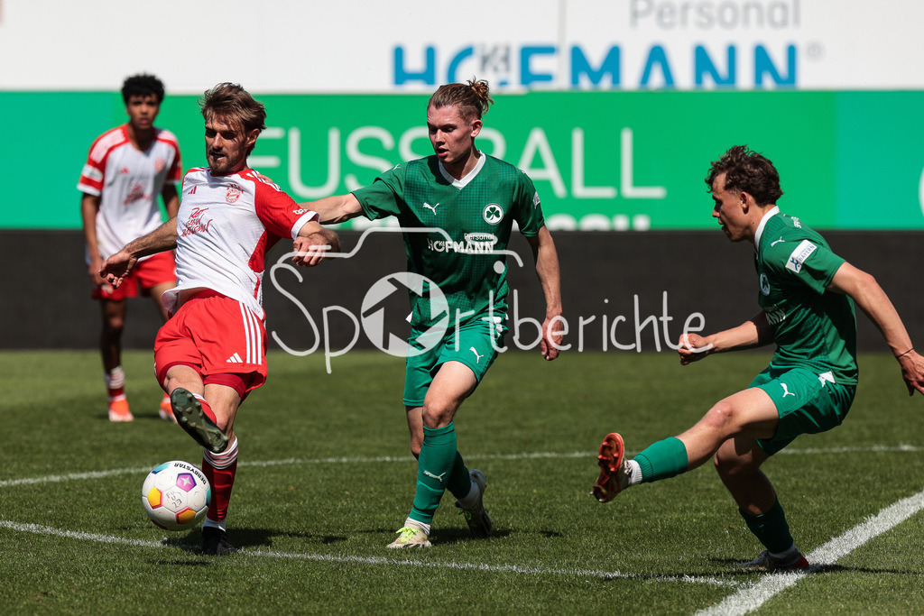 SpVgg Greuther Fürth II - FC Bayern Amateure | im Duell Luca DENK (FCB #16) und Devin ANGLEBERGER (spvgg #4) / Zweikampf