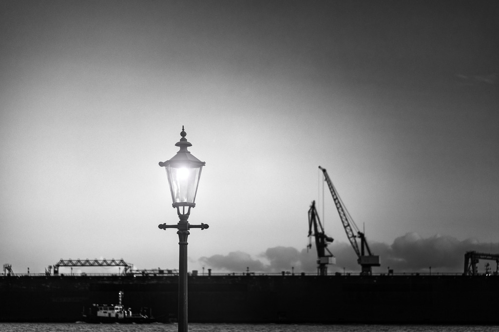 2023_10_14_HH-HOLZHAFEN-HOCHWASSER_MCP4291 sw_02 | Hochwertig gedruckte Fotografien für die Wand, als Kalender und zum Verschenken. Hamburg & Norddeutschland und überall wo ich mit der Kamera unterwegs war.