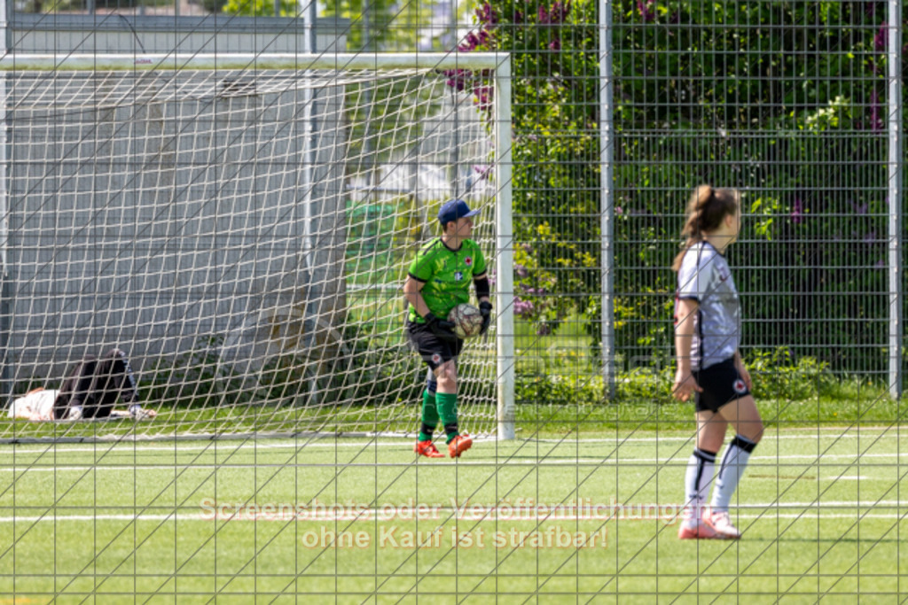 20250427_124934_0591 | #,1.Göppinger SV (weiß) vs. TSV Ruppertshofen (schwarz), Fußball, Frauen-Regionenliga 3 - Bezirk WfV, 21. Spieltag, Saison 2024/2025, Kunstrasenplatz Nord, Hohenstaufenstr. 116, 73033 Göppingen, 27.04.2025 - 11:00 Uhr,Foto: PhotoPeet-Sportfotografie/Peter Harich