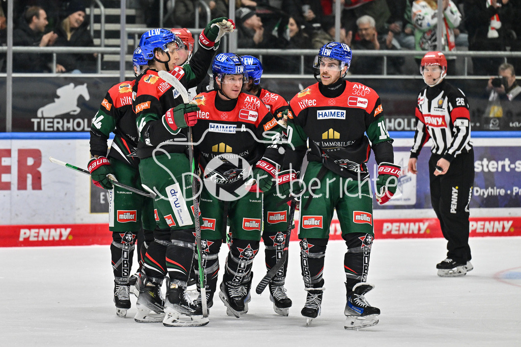 Augsburger Panther - EHC RB München | Jubel der Panther nach dem Ausgleich zum 3-3 durch T. J. TREVELYAN (Augsburger Panther #24) / Freude / Happy / Tor / torschueteze / DEL: Augsburger Panther - EHC RB Muenchen, Curt Frenzel Stadion am 16.01.2025