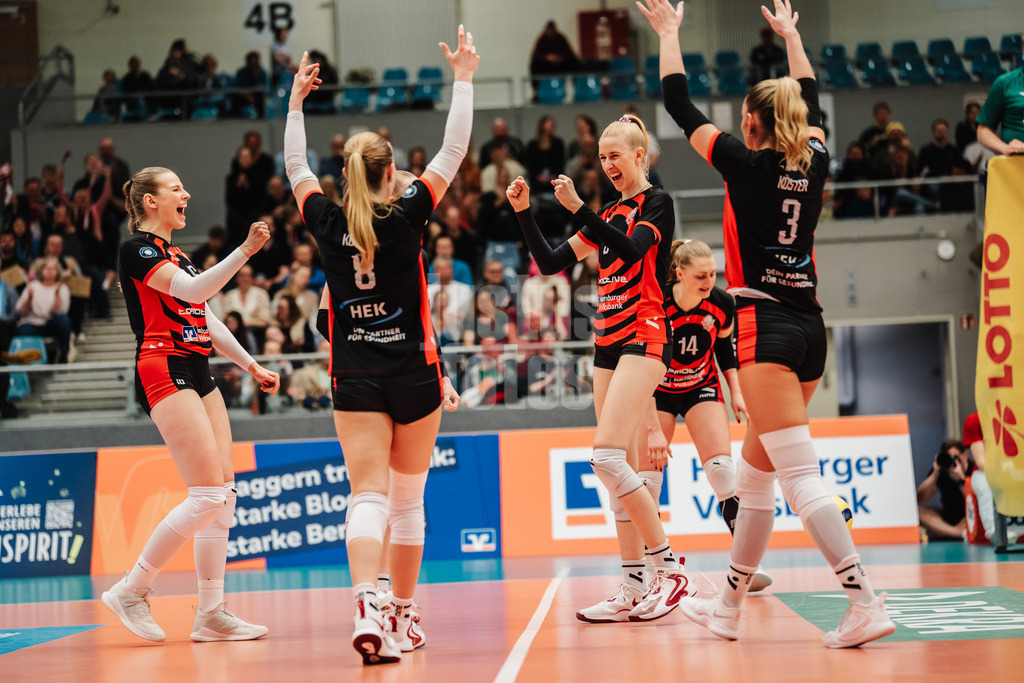 Volleyball | Frauen | Saison 2025/2026 | Volleyball Bundesliga | ETV Hamburger Volksbank Volleys vs. VfB Suhl LOTTO Thüringen | 07.03.2026 | ETV jubelt, v.l. Lilly Faroß (#16, ETV Hamburger Volksbank Volleys), Zoe Konjer (#8, ETV Hamburger Volksbank Volleys), Anna Hartig (#5, ETV Hamburger Volksbank Volleys), Fiona Dittmann (#14, ETV Hamburger Volksbank Volleys) und Lina Köster (#3, ETV Hamburger Volksbank Volleys)