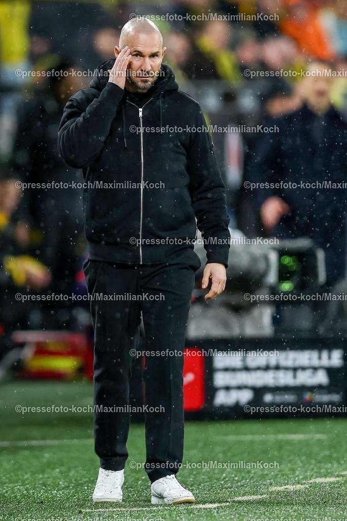 BVB07122501083 | 07.12.2025, Fußball, Borussia Dortmund - TSG 1899 Hoffenheimt, 1. Fußball Bundesliga, 13. Spieltag, Signal Iduna Park, Saison 2025 2026: Cheftrainer Christian Ilzer (TSG Hoffenheim #hc) gestikulierend am Spielfeldrand   DFB regulations prohibit any use of photographs as image sequences and or quasi-video.