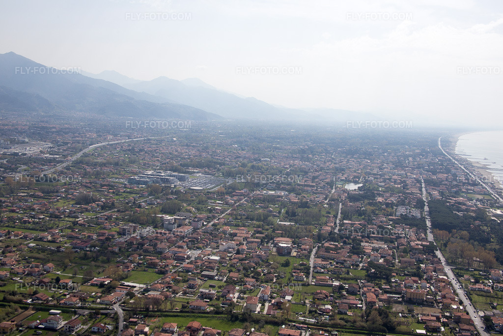 Aerial view: View of the town in Avenza in the state Tuscany, Italy.Photo: IMG_087175.jpg taken on 04/04/2016 by Werner Riehm/FLY-FOTO.comResolution of the original: 5472 x 3648 px