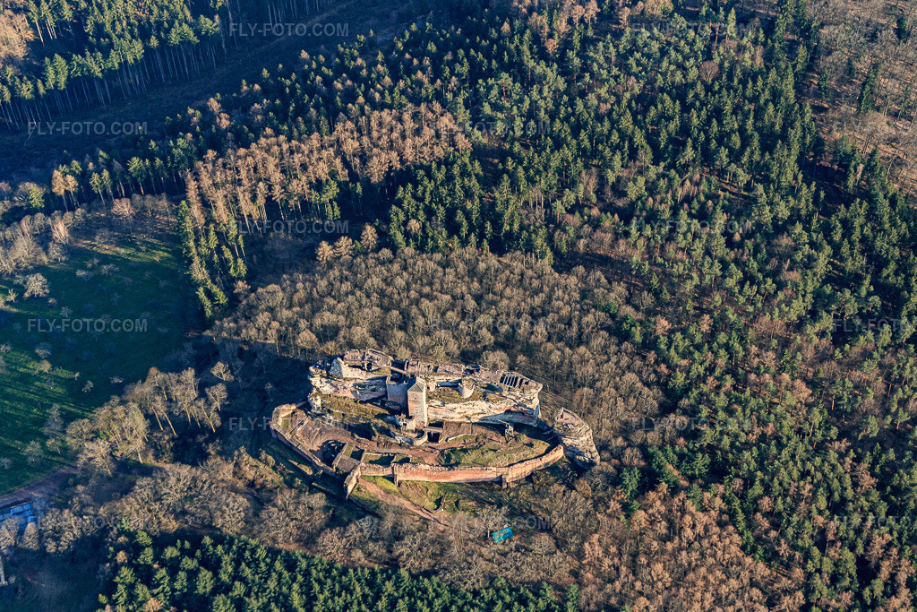 Aerial view: Fleckenstein ruins in Lembach in the state Bas-Rhin, France. – Photo: IMG_086716.jpg taken on 03/26/2016 by Werner Riehm/FLY-FOTO.com – Resolution of the original: 5166 x 3444 px – Château fort de Fleckenstein