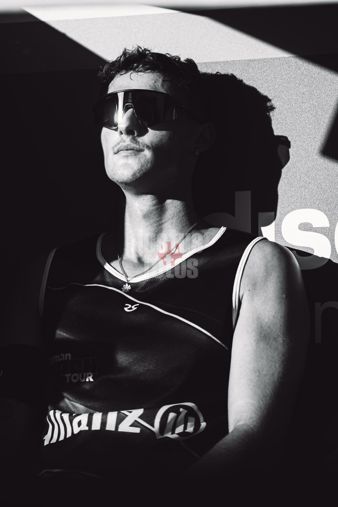 Beachvolleyball | Männer | Allianz German Beach Tour 2025 | Tourstop Berlin | 16.08.2025 | Hennes Nissen auf der Spielerbank Schwarz Weiß